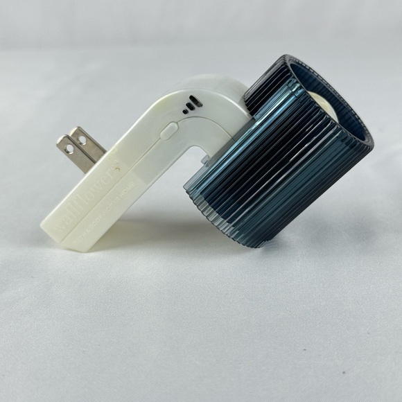 Bath & Body Works Wallflowers Fragrance Plug – Ribbed Blue Glass Design - Picture 4 of 8